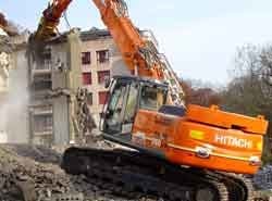 Экскаваторы Hitachi для сноса зданий  