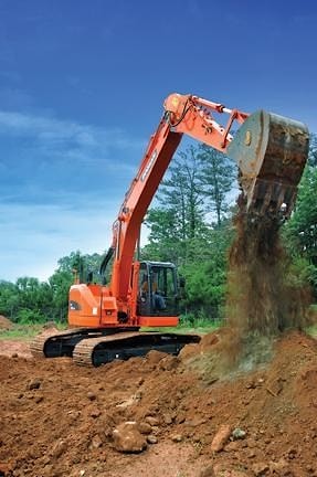 Экскаватору Doosan DX235LCR нужно немного места для работы  