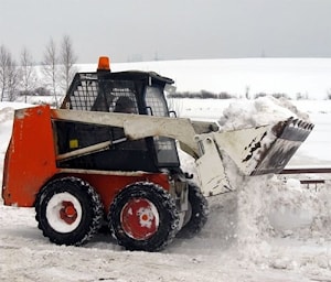 Мини-погрузчик: незаменимая техника в борьбе со снежными завалами