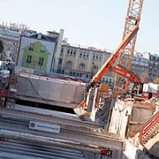 Экскаватор Hitachi ZX225USRLC-3 на строительстве подземного паркинга в Париже  