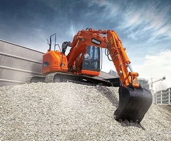 Компактный экскаватор Doosan DX140LCR для работы на дорогах  