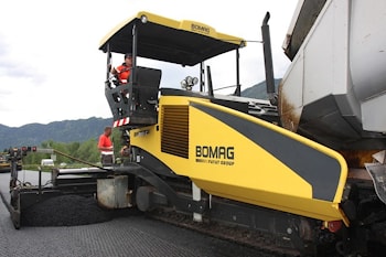 Укладка асфальта в Тироле с помощью BOMAG BF 800 C  