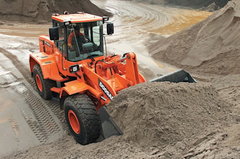 Фронтальный погрузчик Doosan DL250 High Lift идеален для легких материалов  