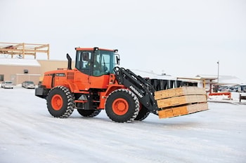 Погрузчик Doosan DL200TC Tool carrier упрощает перемещение материалов на объекте  