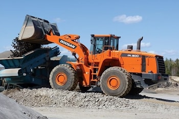 Фронтальный погрузчик Doosan DL500 сочетает производительность с комфортом оператора  