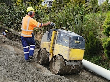 Каток Bomag BMP 8500 в траншеях Новой Зеландии  